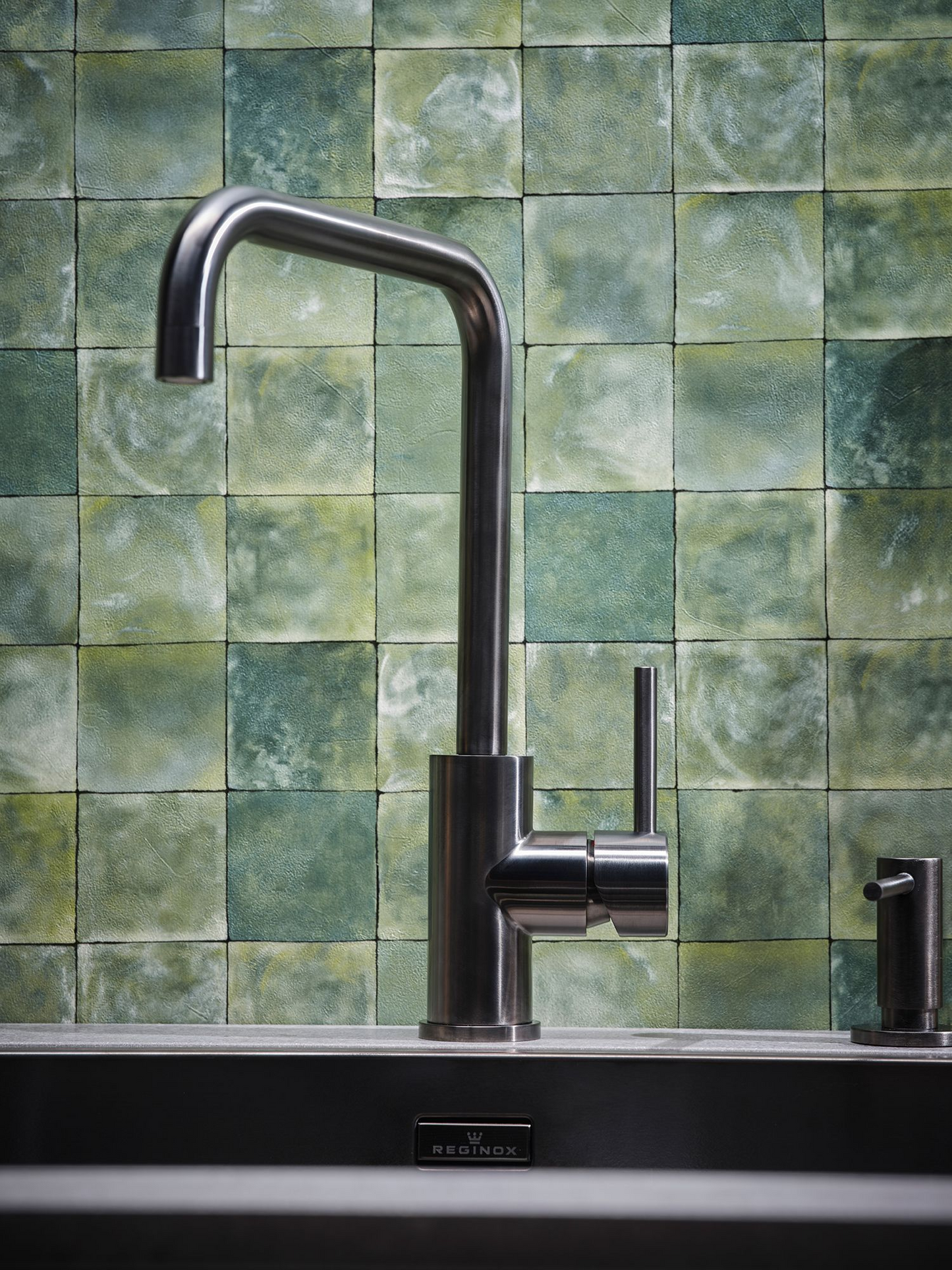 Keukenmengkraan Reginox Crystal Gunmetal II in PVD gunmetal grijs